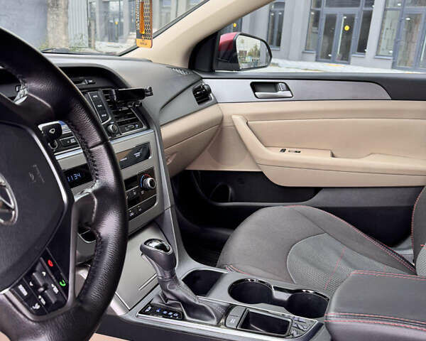 Червоний Хендай Соната, об'ємом двигуна 2.4 л та пробігом 170 тис. км за 9999 $, фото 12 на Automoto.ua