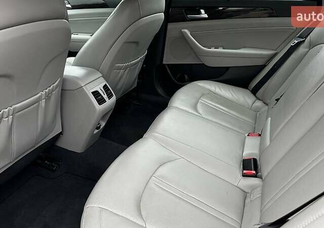 Красный Хендай Соната, объемом двигателя 2 л и пробегом 148 тыс. км за 13500 $, фото 6 на Automoto.ua