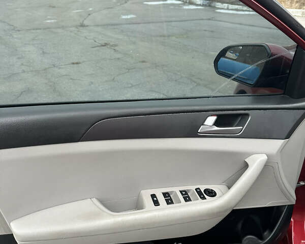 Червоний Хендай Соната, об'ємом двигуна 2.36 л та пробігом 156 тис. км за 10499 $, фото 26 на Automoto.ua