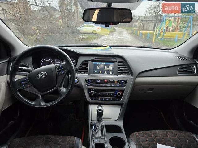 Красный Хендай Соната, объемом двигателя 2.36 л и пробегом 80 тыс. км за 9500 $, фото 10 на Automoto.ua