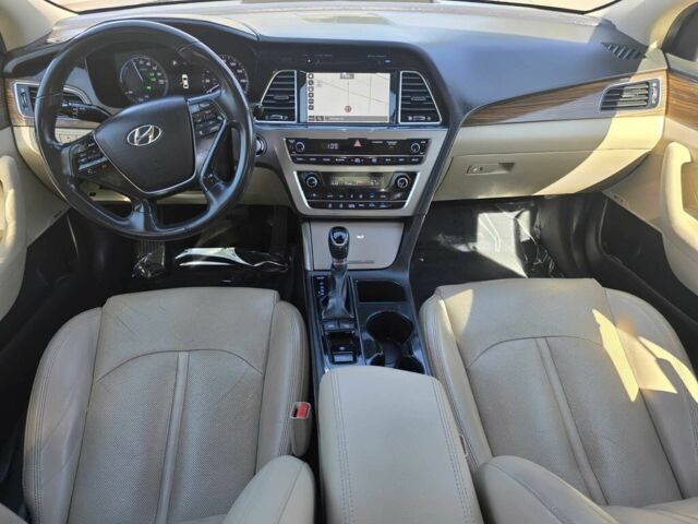 Красный Хендай Соната, объемом двигателя 2 л и пробегом 60 тыс. км за 11000 $, фото 9 на Automoto.ua