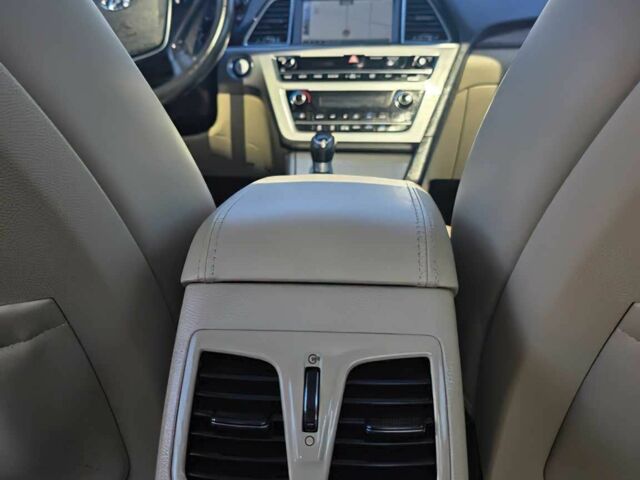 Красный Хендай Соната, объемом двигателя 2 л и пробегом 60 тыс. км за 11000 $, фото 10 на Automoto.ua