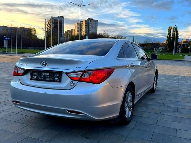 Хендай Соната, об'ємом двигуна 2 л та пробігом 242 тис. км за 7900 $, фото 9 на Automoto.ua