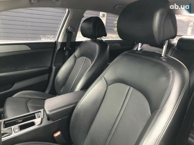 Хендай Соната, об'ємом двигуна 2 л та пробігом 225 тис. км за 9990 $, фото 11 на Automoto.ua