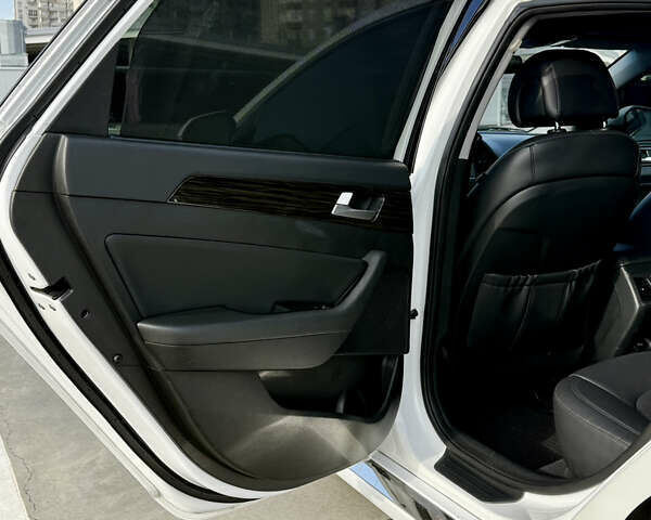 Хендай Соната, объемом двигателя 2 л и пробегом 144 тыс. км за 10500 $, фото 4 на Automoto.ua