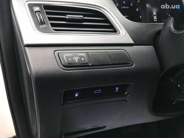 Хендай Соната, объемом двигателя 2 л и пробегом 348 тыс. км за 11390 $, фото 6 на Automoto.ua
