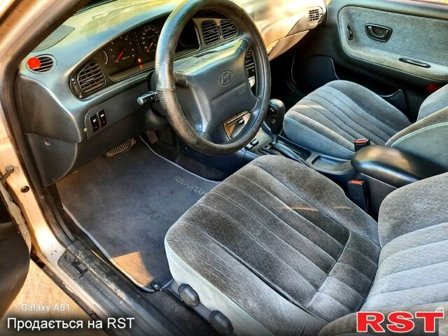 Сірий Хендай Соната, об'ємом двигуна 2 л та пробігом 200 тис. км за 1500 $, фото 7 на Automoto.ua