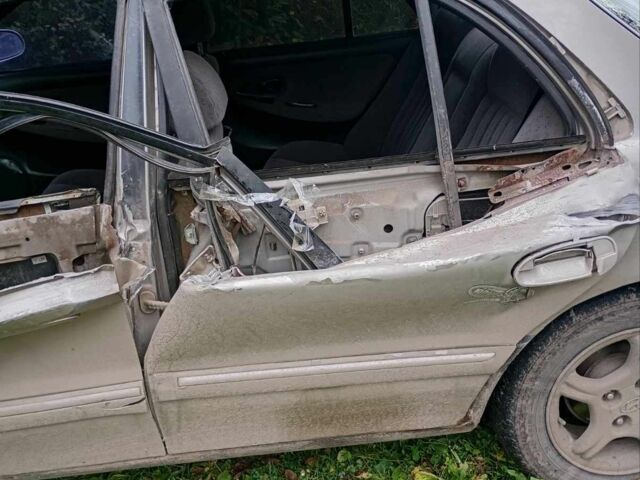 Сірий Хендай Соната, об'ємом двигуна 2 л та пробігом 187 тис. км за 1100 $, фото 9 на Automoto.ua