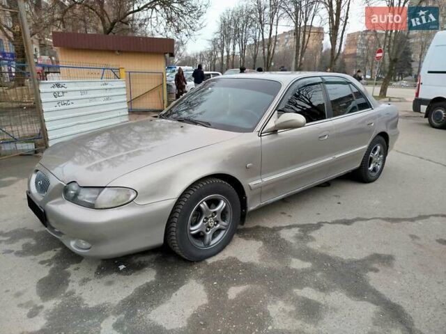 Сірий Хендай Соната, об'ємом двигуна 2 л та пробігом 239 тис. км за 5200 $, фото 1 на Automoto.ua
