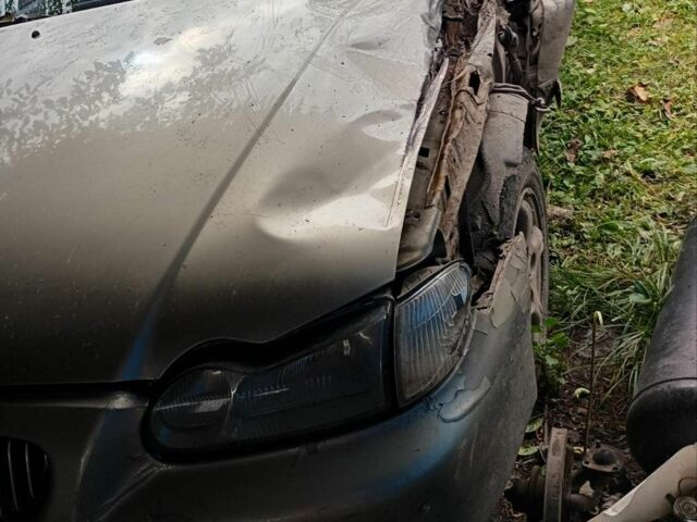 Сірий Хендай Соната, об'ємом двигуна 2 л та пробігом 187 тис. км за 1100 $, фото 12 на Automoto.ua