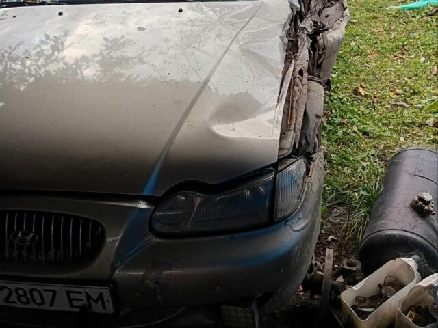 Сірий Хендай Соната, об'ємом двигуна 2 л та пробігом 187 тис. км за 1100 $, фото 10 на Automoto.ua