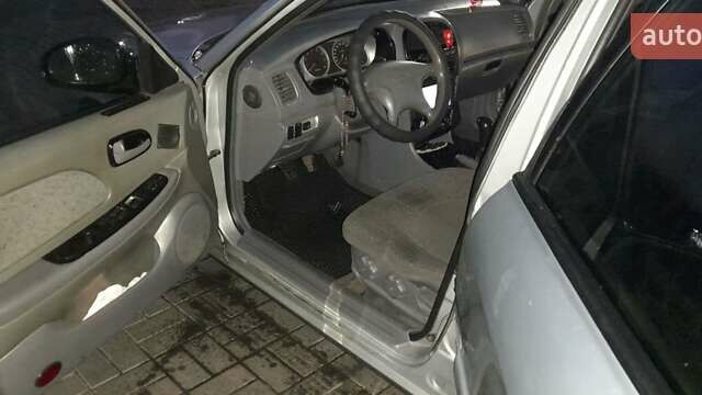 Серый Хендай Соната, объемом двигателя 2 л и пробегом 317 тыс. км за 3100 $, фото 3 на Automoto.ua