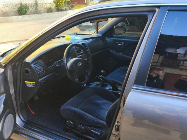 Серый Хендай Соната, объемом двигателя 2 л и пробегом 236 тыс. км за 3700 $, фото 1 на Automoto.ua