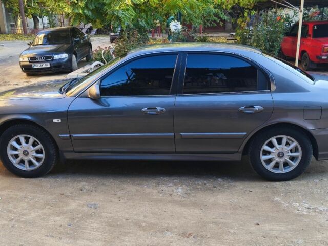 Серый Хендай Соната, объемом двигателя 2 л и пробегом 236 тыс. км за 3700 $, фото 5 на Automoto.ua