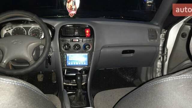 Серый Хендай Соната, объемом двигателя 2 л и пробегом 317 тыс. км за 3100 $, фото 4 на Automoto.ua