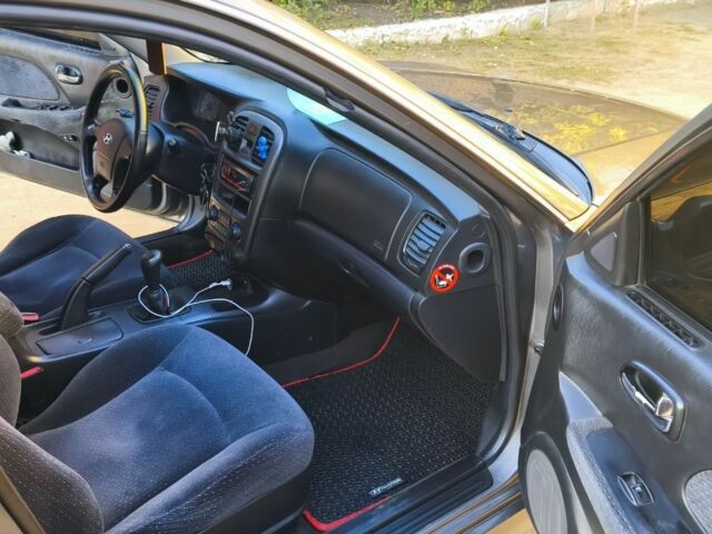 Серый Хендай Соната, объемом двигателя 2 л и пробегом 236 тыс. км за 3700 $, фото 2 на Automoto.ua