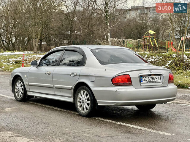 Сірий Хендай Соната, об'ємом двигуна 2 л та пробігом 255 тис. км за 2999 $, фото 14 на Automoto.ua