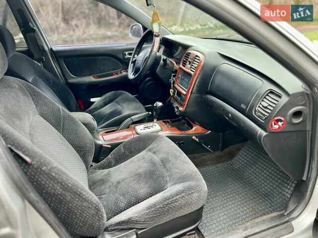 Сірий Хендай Соната, об'ємом двигуна 2 л та пробігом 255 тис. км за 2999 $, фото 39 на Automoto.ua
