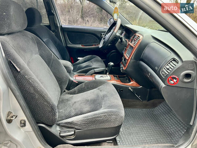 Сірий Хендай Соната, об'ємом двигуна 2 л та пробігом 255 тис. км за 2999 $, фото 27 на Automoto.ua