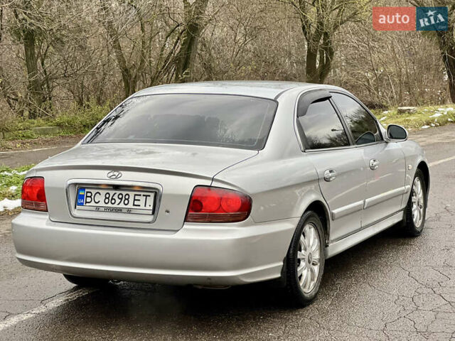 Сірий Хендай Соната, об'ємом двигуна 2 л та пробігом 255 тис. км за 2999 $, фото 19 на Automoto.ua