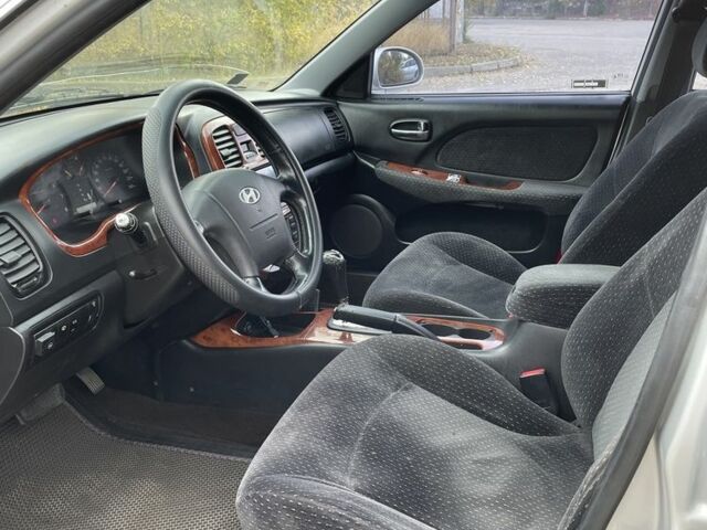 Серый Хендай Соната, объемом двигателя 2 л и пробегом 370 тыс. км за 3000 $, фото 4 на Automoto.ua