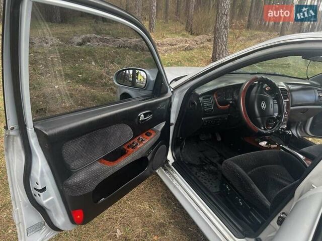 Сірий Хендай Соната, об'ємом двигуна 2 л та пробігом 281 тис. км за 3400 $, фото 20 на Automoto.ua
