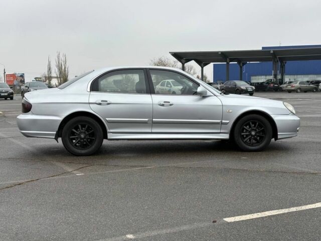 Серый Хендай Соната, объемом двигателя 2 л и пробегом 330 тыс. км за 2800 $, фото 1 на Automoto.ua