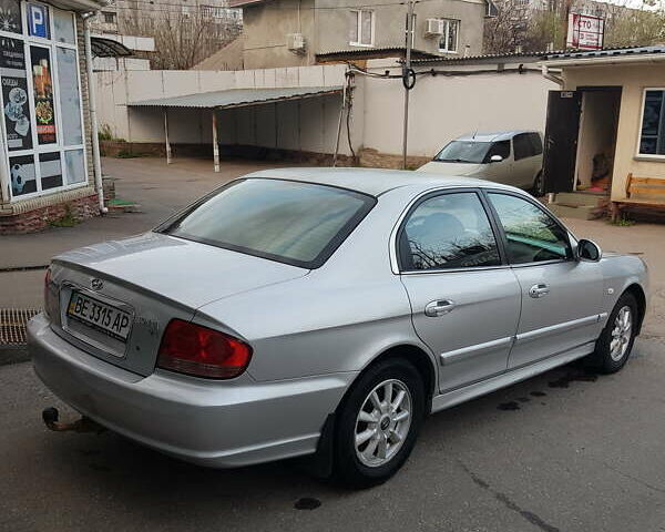 Серый Хендай Соната, объемом двигателя 2 л и пробегом 523 тыс. км за 4000 $, фото 2 на Automoto.ua