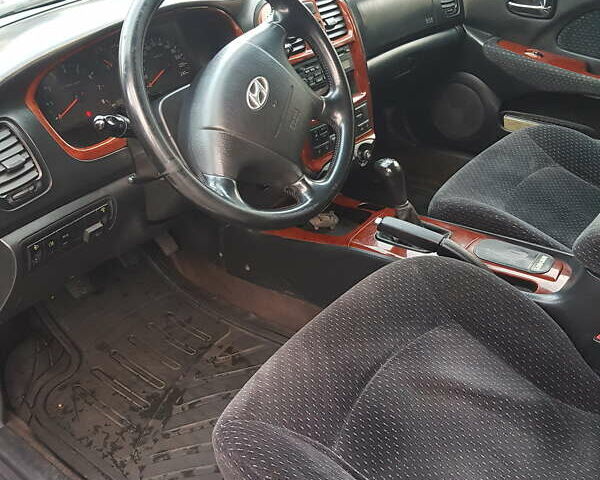 Серый Хендай Соната, объемом двигателя 2 л и пробегом 523 тыс. км за 4000 $, фото 7 на Automoto.ua