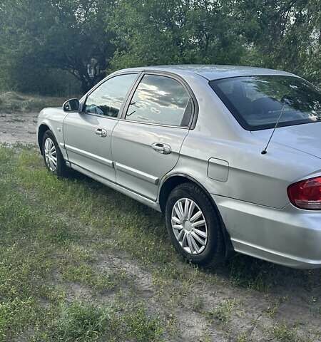 Сірий Хендай Соната, об'ємом двигуна 2 л та пробігом 230 тис. км за 2800 $, фото 4 на Automoto.ua