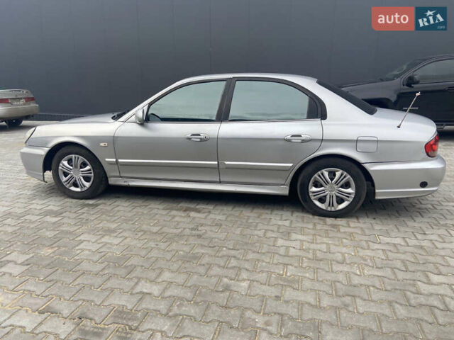 Серый Хендай Соната, объемом двигателя 2 л и пробегом 270 тыс. км за 2750 $, фото 4 на Automoto.ua