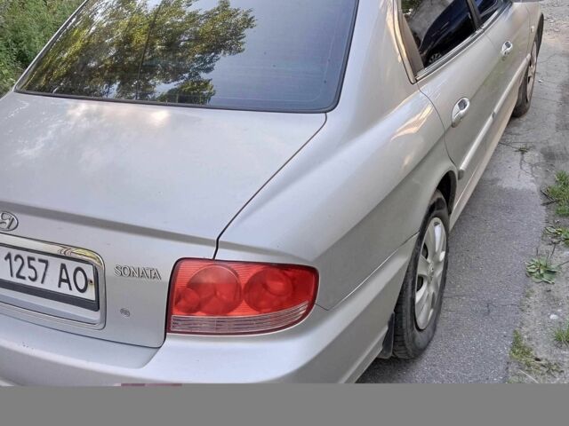 Серый Хендай Соната, объемом двигателя 2 л и пробегом 190 тыс. км за 4000 $, фото 2 на Automoto.ua