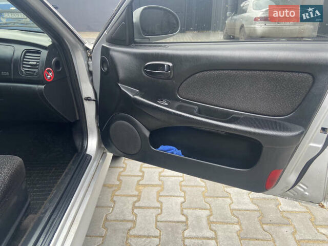 Серый Хендай Соната, объемом двигателя 2 л и пробегом 270 тыс. км за 2750 $, фото 11 на Automoto.ua