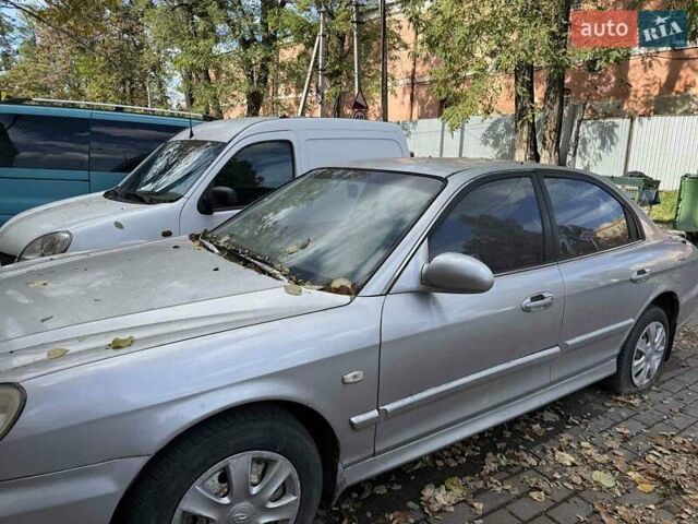 Серый Хендай Соната, объемом двигателя 2 л и пробегом 220 тыс. км за 2000 $, фото 1 на Automoto.ua