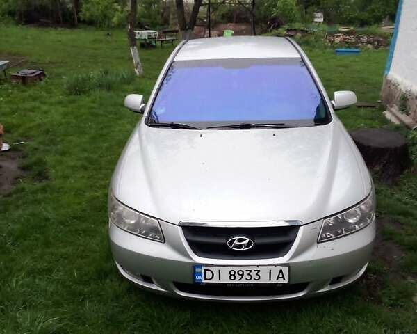 Серый Хендай Соната, объемом двигателя 2.4 л и пробегом 170 тыс. км за 5300 $, фото 4 на Automoto.ua