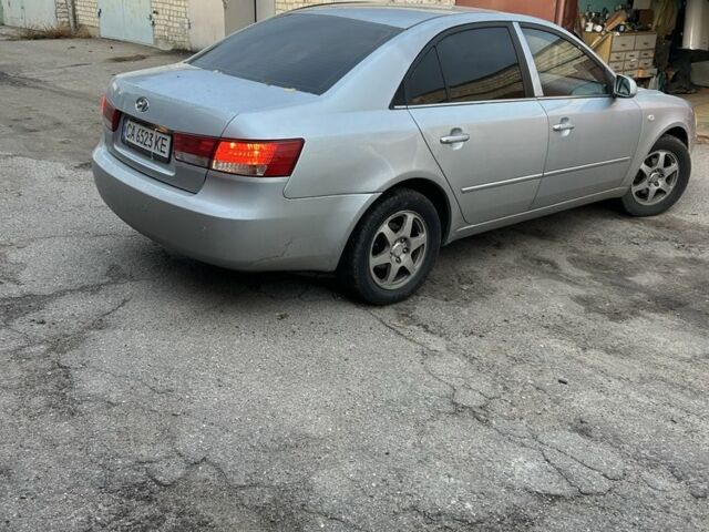 Серый Хендай Соната, объемом двигателя 2.4 л и пробегом 230 тыс. км за 4500 $, фото 5 на Automoto.ua