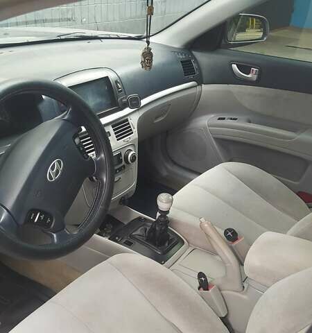 Серый Хендай Соната, объемом двигателя 2.4 л и пробегом 334 тыс. км за 5500 $, фото 3 на Automoto.ua