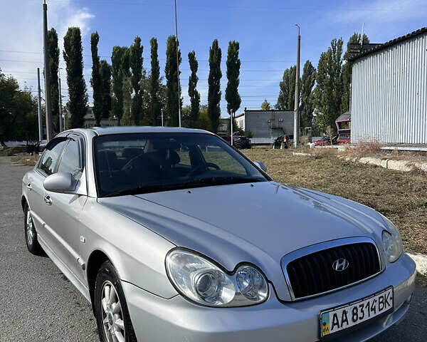 Серый Хендай Соната, объемом двигателя 2 л и пробегом 255 тыс. км за 3350 $, фото 2 на Automoto.ua