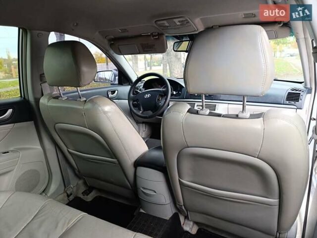 Сірий Хендай Соната, об'ємом двигуна 2.4 л та пробігом 275 тис. км за 4700 $, фото 9 на Automoto.ua