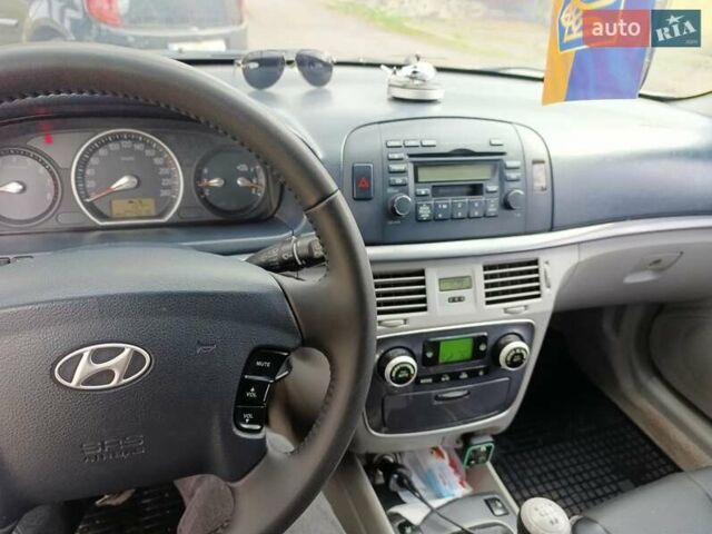 Сірий Хендай Соната, об'ємом двигуна 2.4 л та пробігом 275 тис. км за 4700 $, фото 11 на Automoto.ua