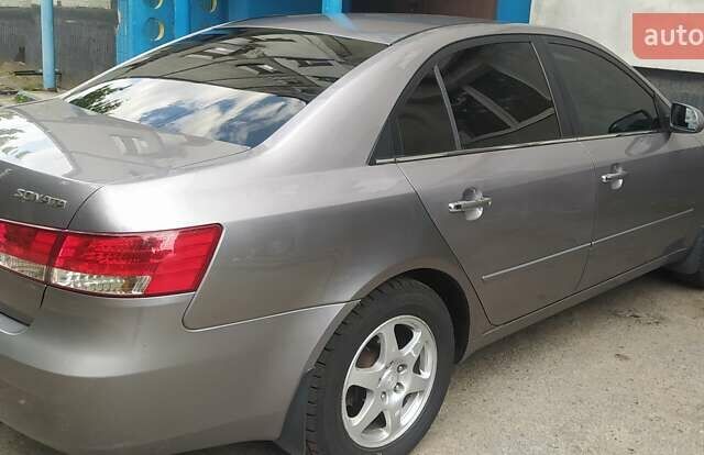 Серый Хендай Соната, объемом двигателя 2.4 л и пробегом 334 тыс. км за 5500 $, фото 2 на Automoto.ua