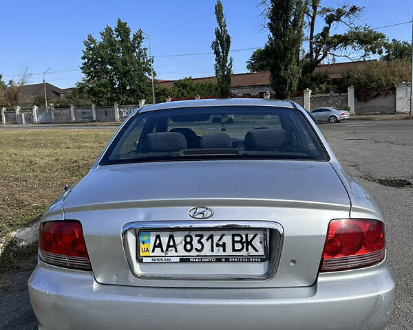 Серый Хендай Соната, объемом двигателя 2 л и пробегом 255 тыс. км за 3350 $, фото 5 на Automoto.ua