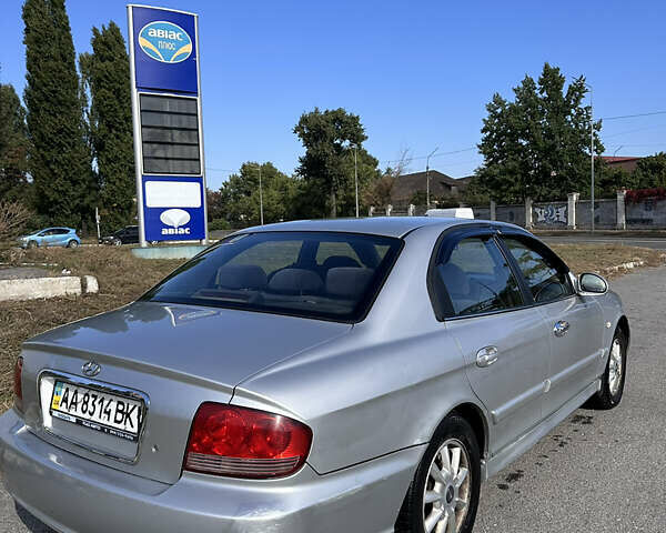 Серый Хендай Соната, объемом двигателя 2 л и пробегом 255 тыс. км за 3350 $, фото 4 на Automoto.ua