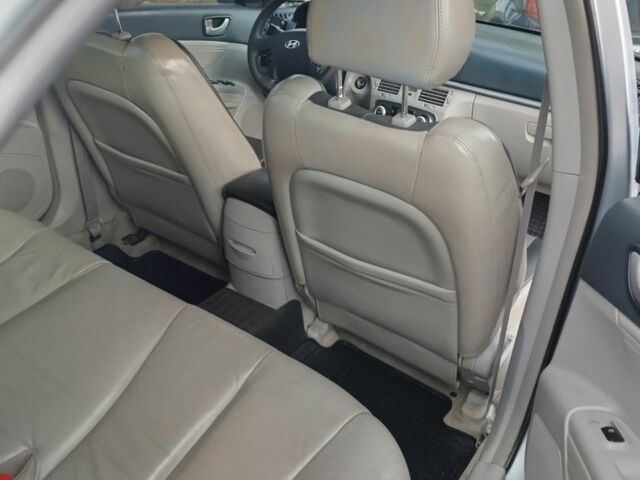 Серый Хендай Соната, объемом двигателя 2.4 л и пробегом 273 тыс. км за 5000 $, фото 8 на Automoto.ua