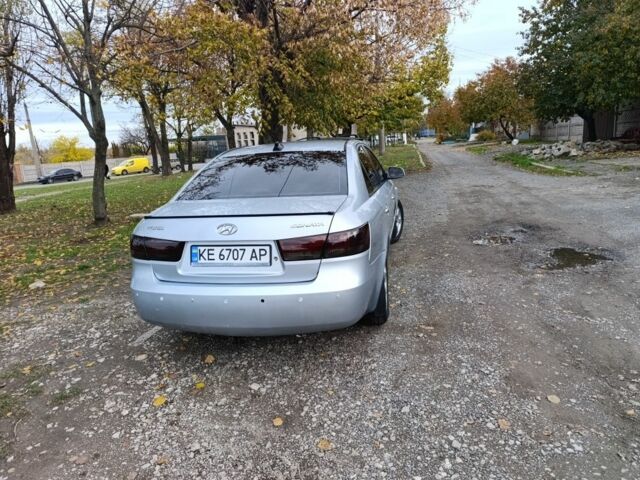 Серый Хендай Соната, объемом двигателя 2.4 л и пробегом 273 тыс. км за 5000 $, фото 5 на Automoto.ua