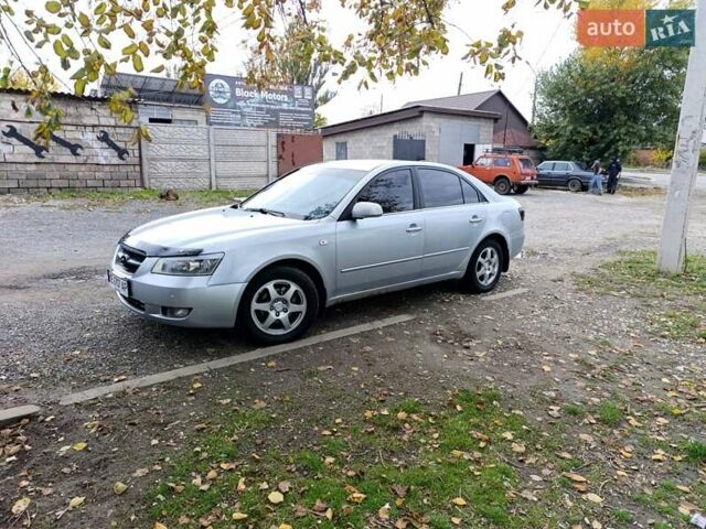 Сірий Хендай Соната, об'ємом двигуна 2.4 л та пробігом 275 тис. км за 4700 $, фото 2 на Automoto.ua