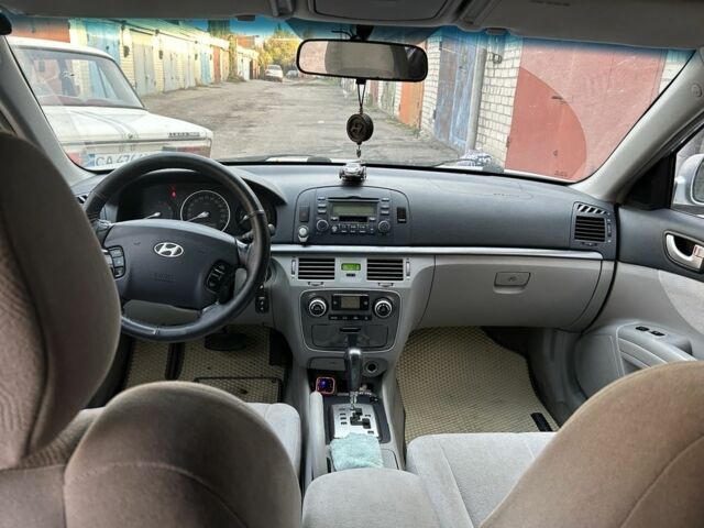 Серый Хендай Соната, объемом двигателя 2.4 л и пробегом 230 тыс. км за 4500 $, фото 1 на Automoto.ua