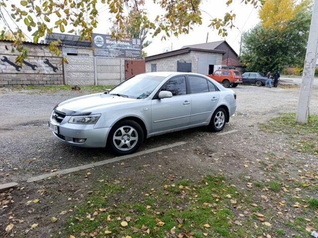 Серый Хендай Соната, объемом двигателя 2.4 л и пробегом 273 тыс. км за 5000 $, фото 2 на Automoto.ua