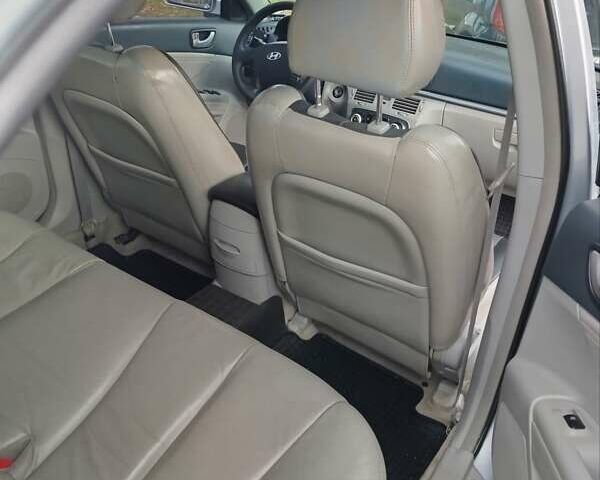 Сірий Хендай Соната, об'ємом двигуна 2.4 л та пробігом 275 тис. км за 4700 $, фото 8 на Automoto.ua