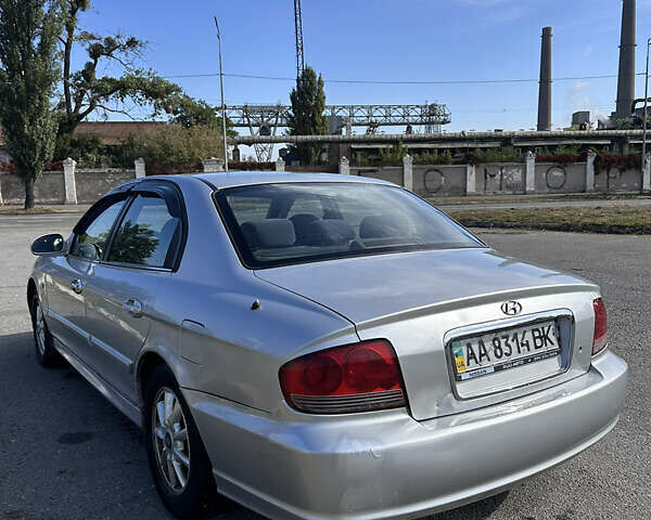 Серый Хендай Соната, объемом двигателя 2 л и пробегом 255 тыс. км за 3350 $, фото 6 на Automoto.ua